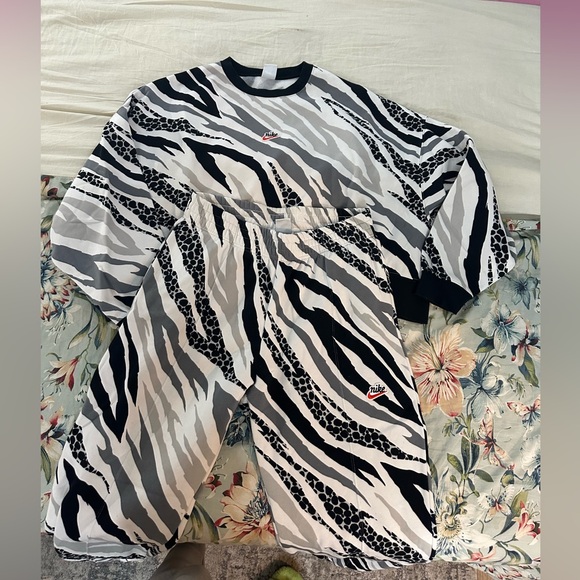 Nike combo Sweater & Sweatpants 🦓 - Picture 2 of 8